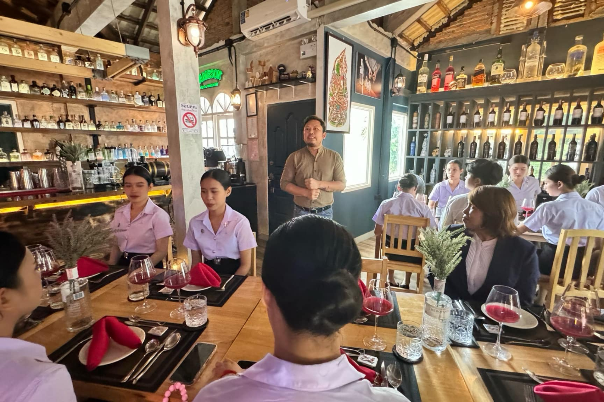 นักศึกษาการบิน มรภ.สุราษฎร์ธานี ฝึกปฏิบัติมารยาทการรับประทานอาหารแบบสากล สร้างความมั่นใจในการเข้าสังคม