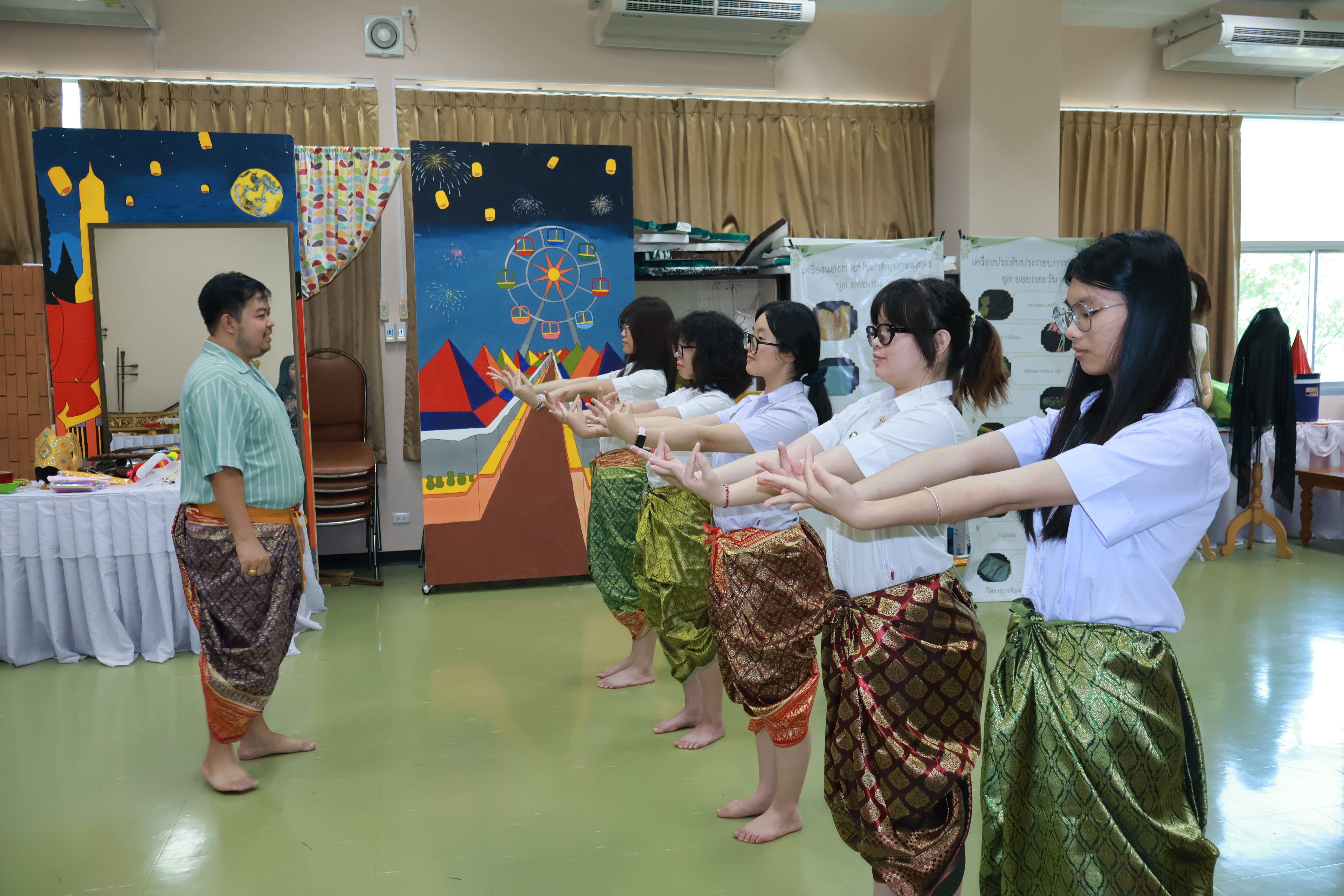 วนช. จัดกิจกรรมเรียนรู้นาฏศิลป์ไทยสำหรับนักศึกษาจากมหาวิทยาลัยอู๋โจว