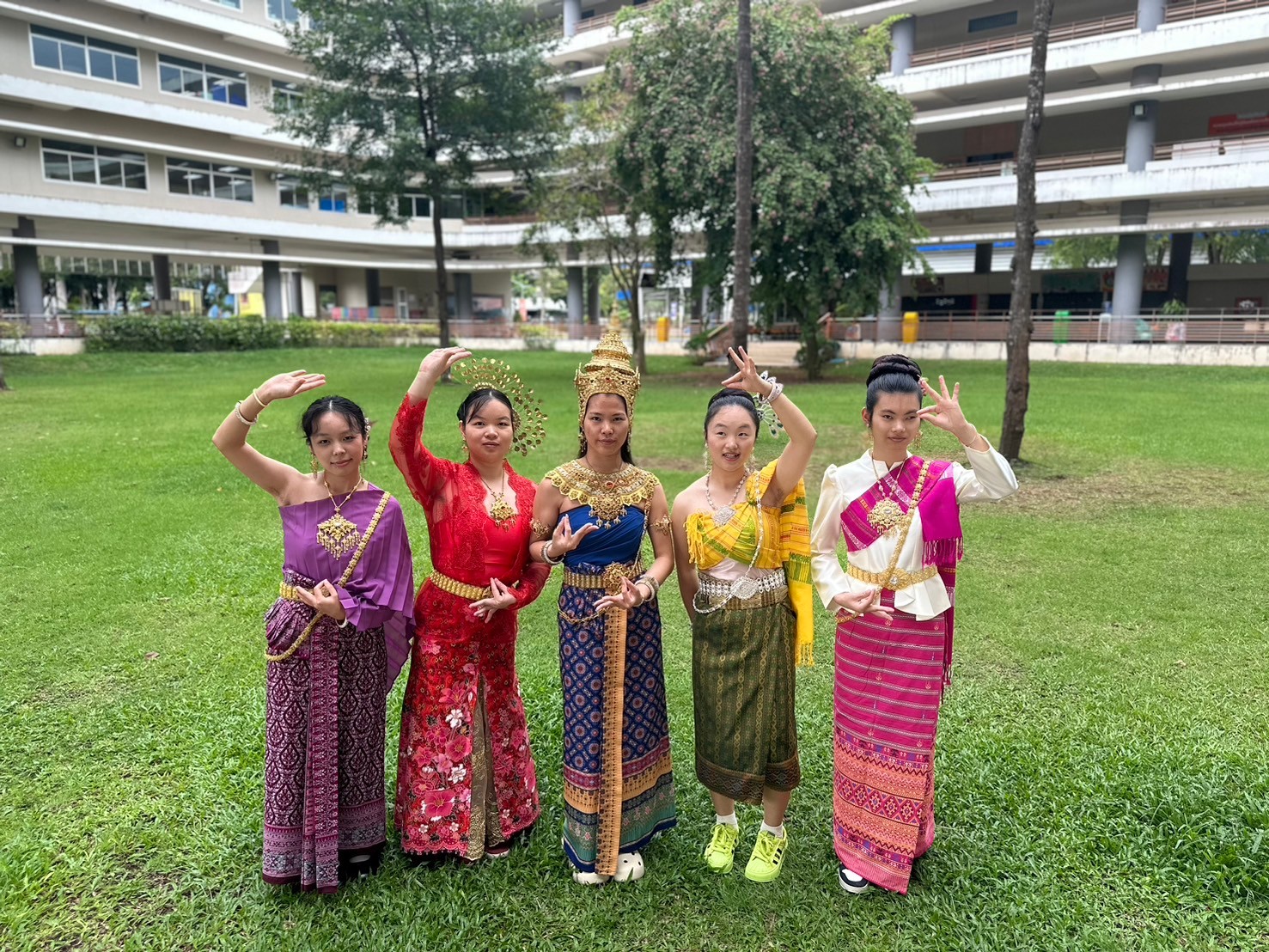 นักศึกษาแลกเปลี่ยนจากจีนสัมผัสวัฒนธรรมไทยผ่านการแต่งกายและมารยาทไทย ต้อนรับเทศกาลลอยกระทง