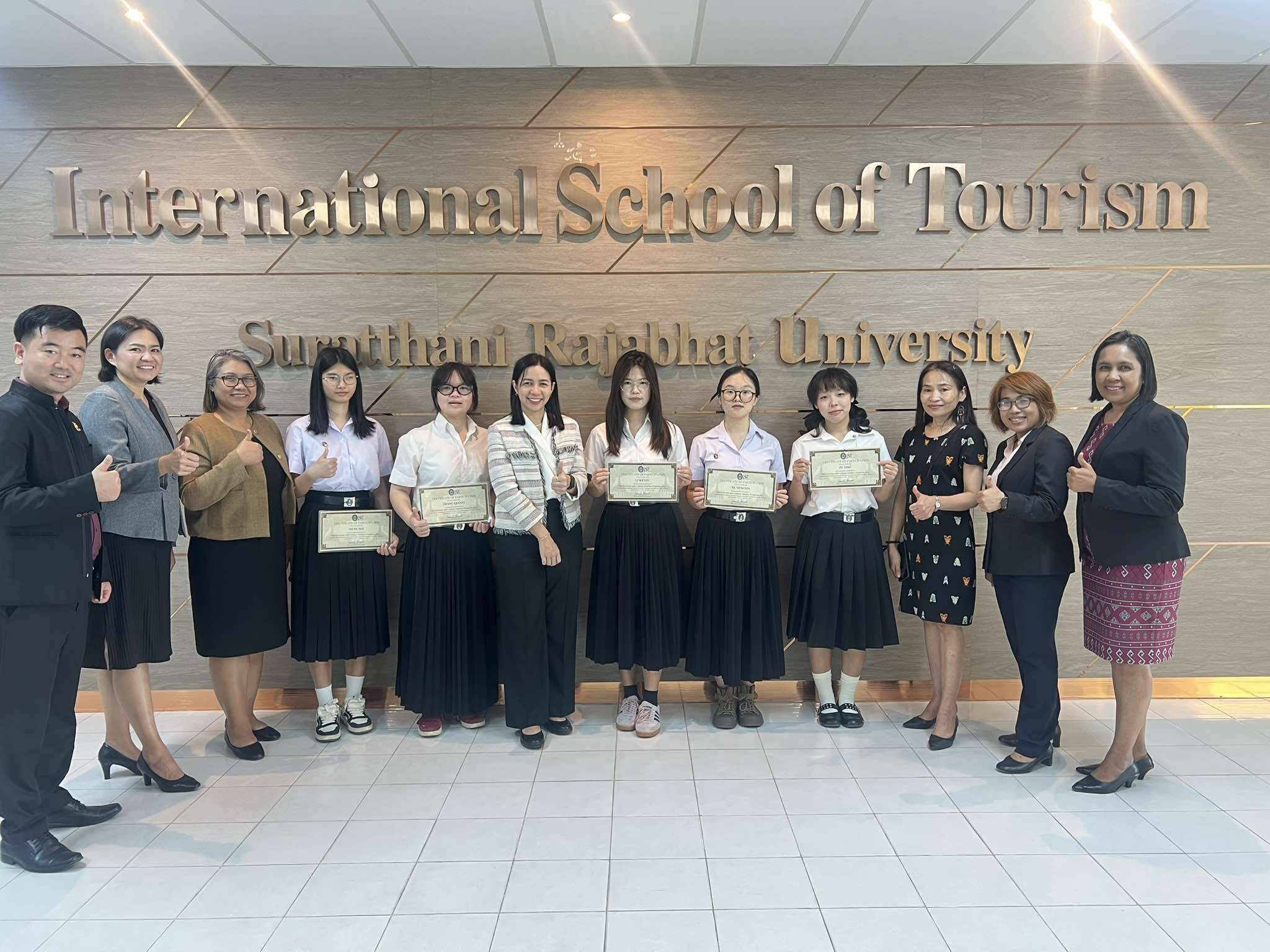 Dean Hosts Farewell and Awards Ceremony for Wuzhou University Students