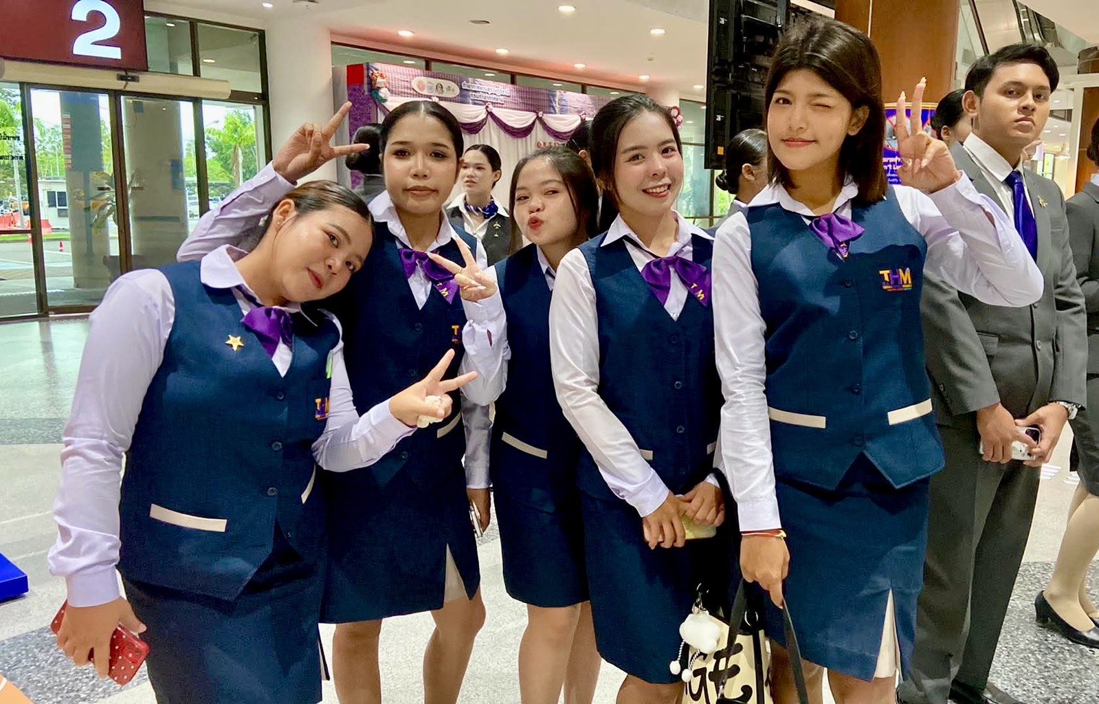 นักศึกษาวางแผนการเรียนร่วมกันในห้องสมุด
