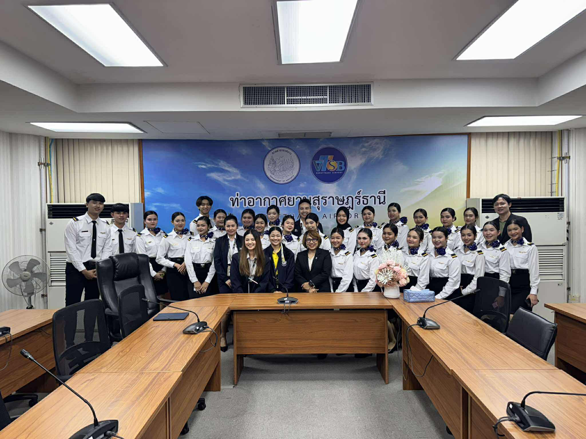 เปิดประสบการณ์การเรียนรู้อุตสาหกรรมการบิน  นักศึกษาธุรกิจการบินชั้นปีที่ 1 ณ ท่าอากาศยานสุราษฎร์ธานี และสถานีอุตุนิยมวิทยา