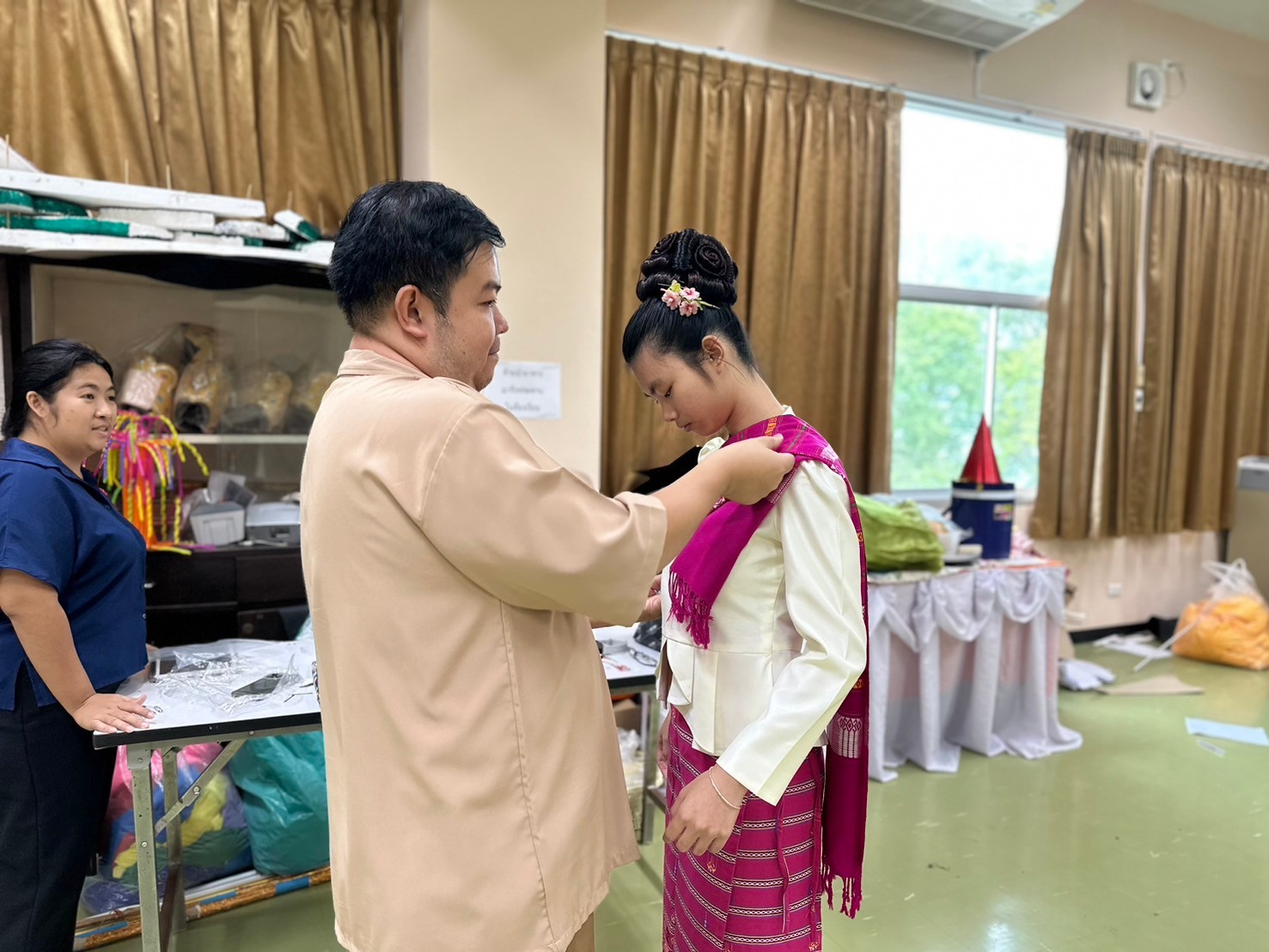นักศึกษาแลกเปลี่ยนจากจีนสัมผัสวัฒนธรรมไทยผ่านการแต่งกายและมารยาทไทย ต้อนรับเทศกาลลอยกระทง