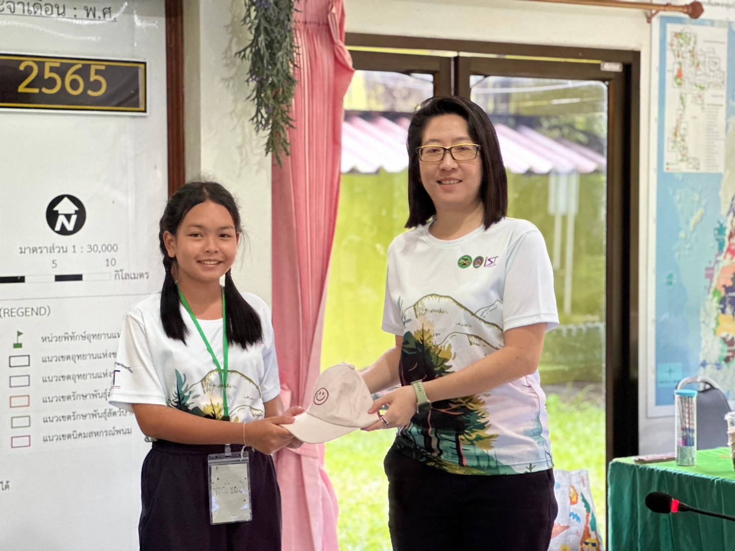 The International School of Tourism trained young tour guides for the youth of Khlong Sok community as part of the Social Engineer Classroom Project.
